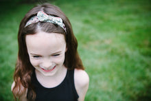 Load image into Gallery viewer, Headband w/bow
